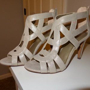 Kelly & Katie Light Gold Sparkly Heels (size 9)